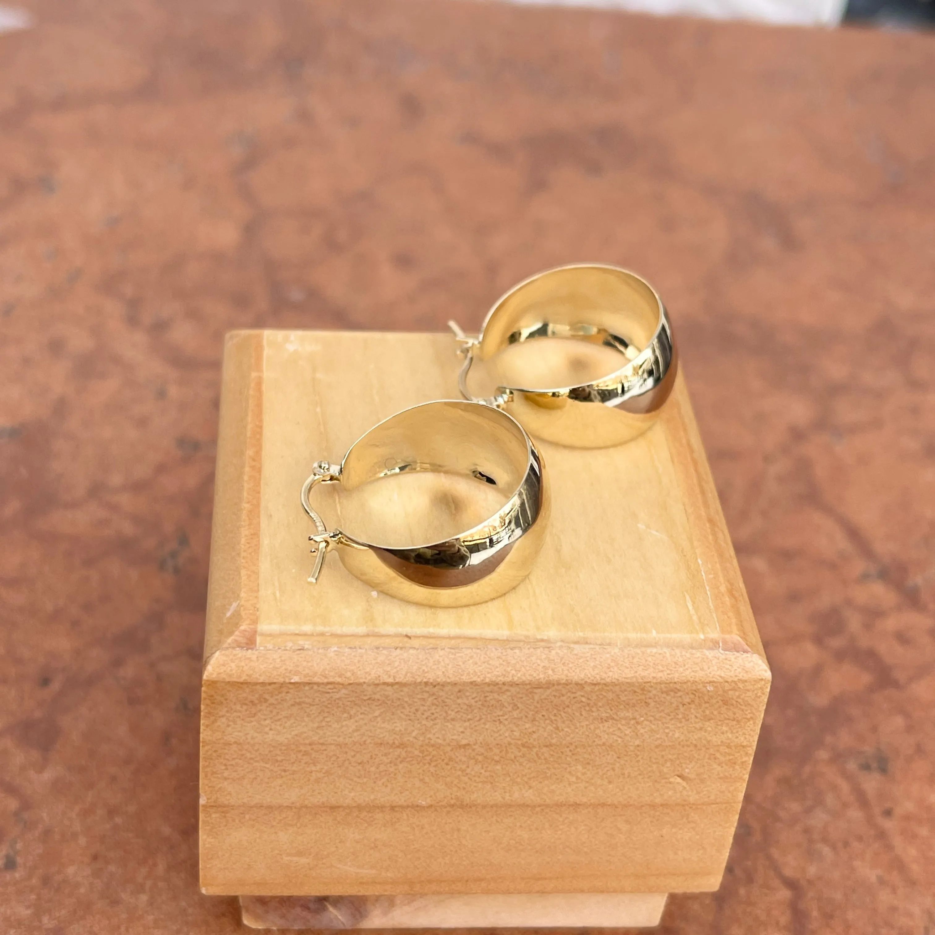 14KT Yellow Gold Shiny 10.5mm Tapered Round Hoop Earrings 21mm