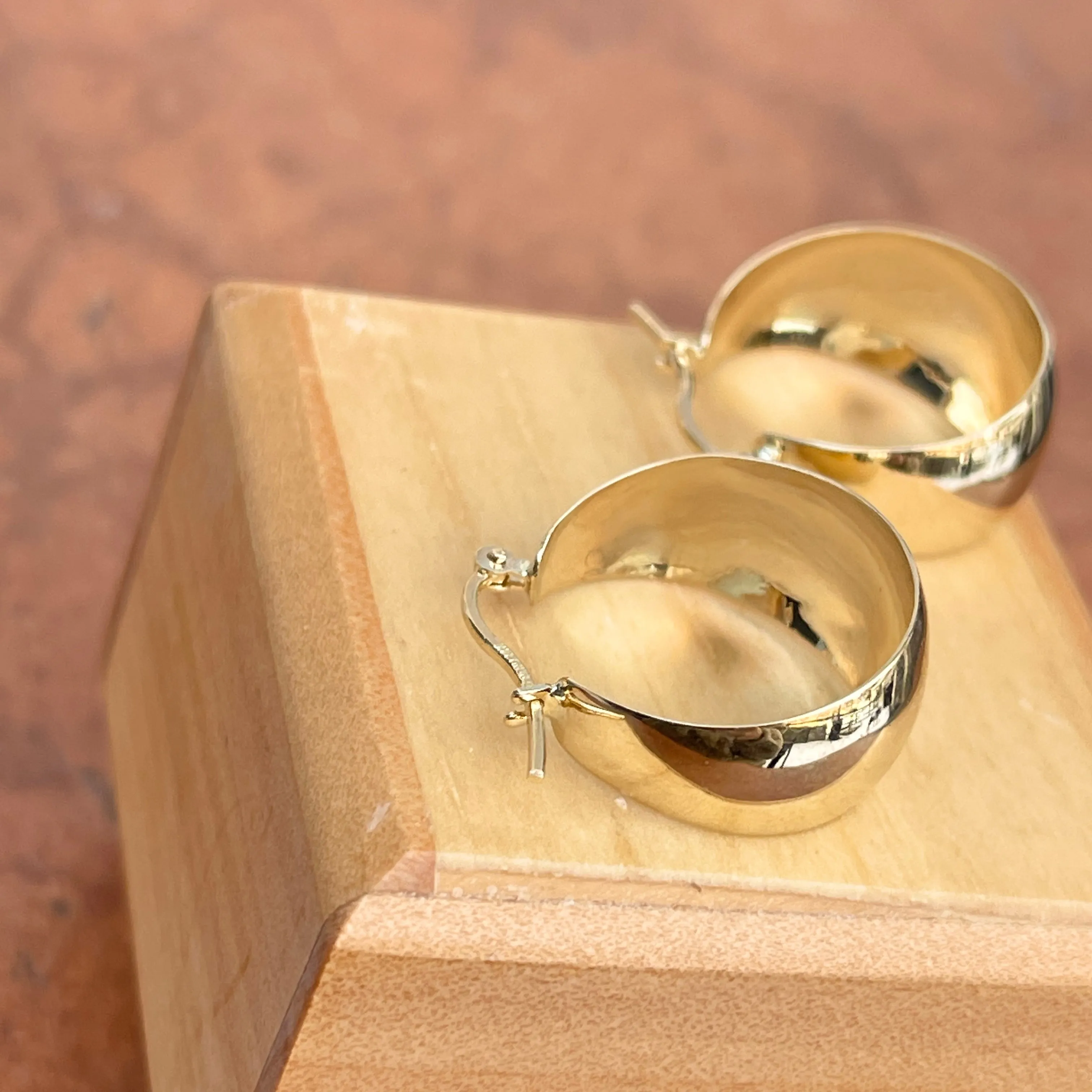 14KT Yellow Gold Shiny 10.5mm Tapered Round Hoop Earrings 21mm