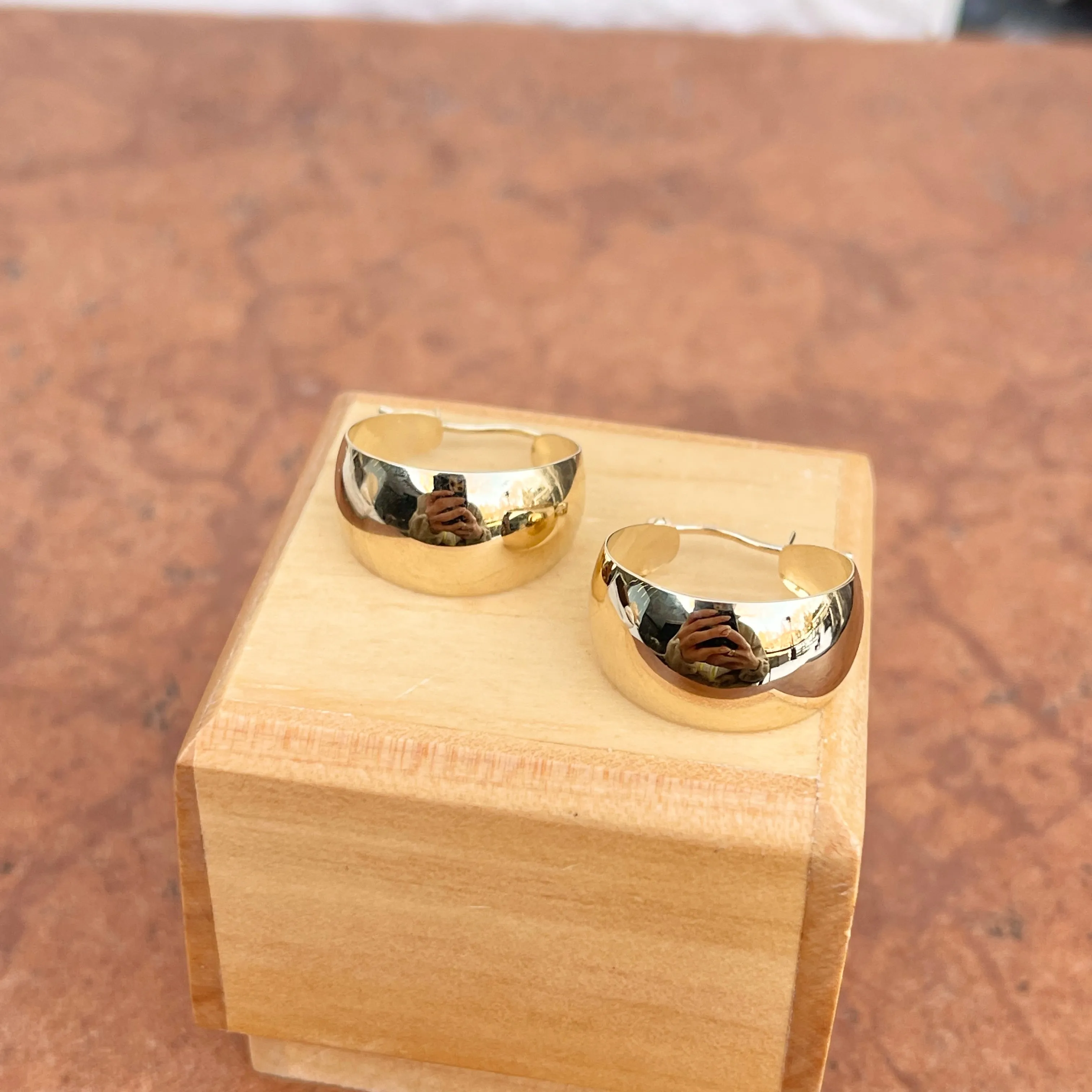 14KT Yellow Gold Shiny 10.5mm Tapered Round Hoop Earrings 21mm