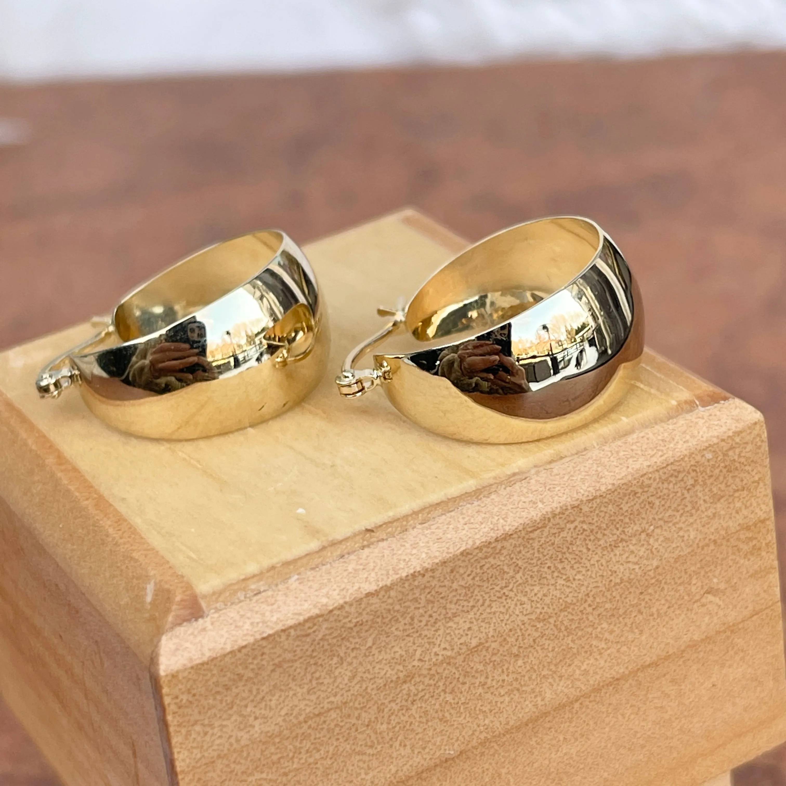 14KT Yellow Gold Shiny 10.5mm Tapered Round Hoop Earrings 21mm