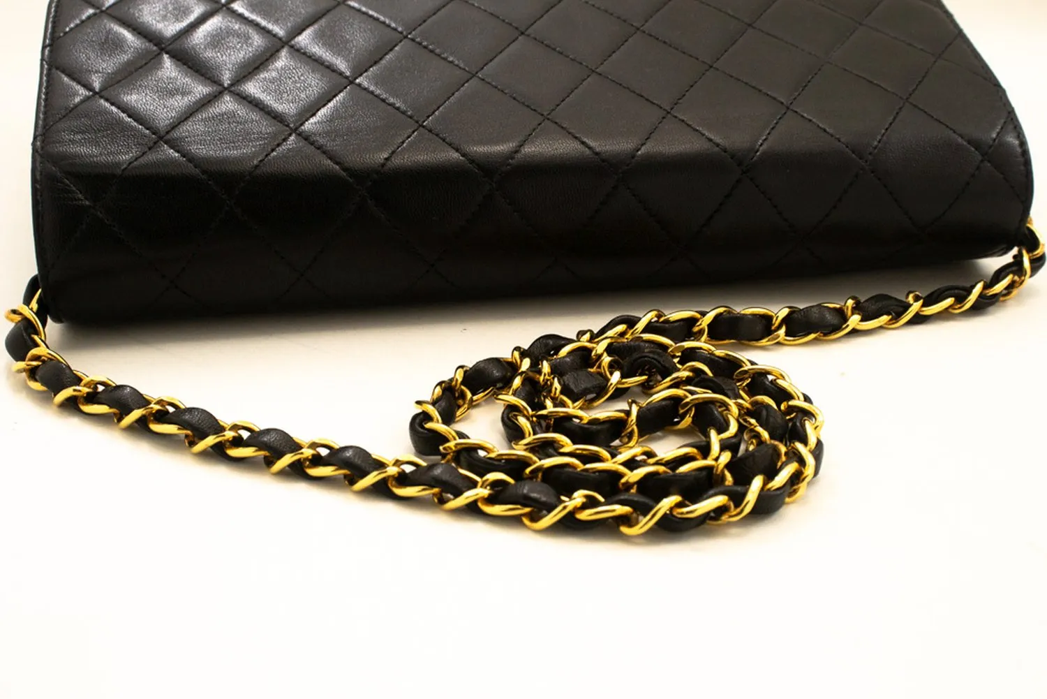 CHANEL Chain Shoulder Bag Clutch Black Quilted Flap Lambskin Purse n32