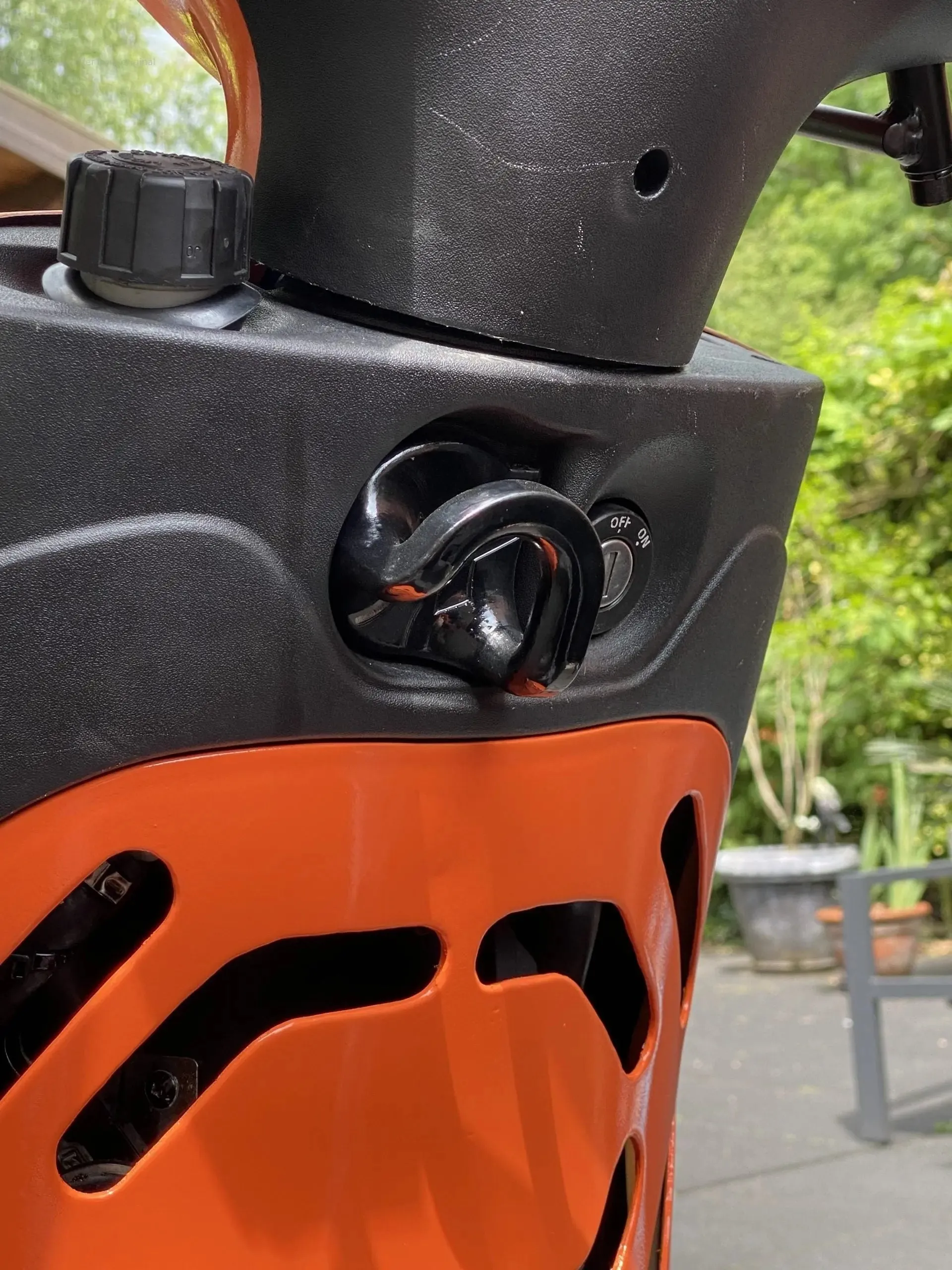 Luggage Hook 3D Gloss Black | Piaggio ZIP 2000/SP