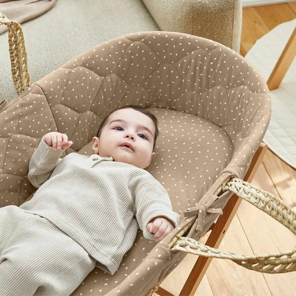 THE LITTLE GREEN SHEEP Quilted Moses Basket and Rocking Stand Bundle - Truffle Rice